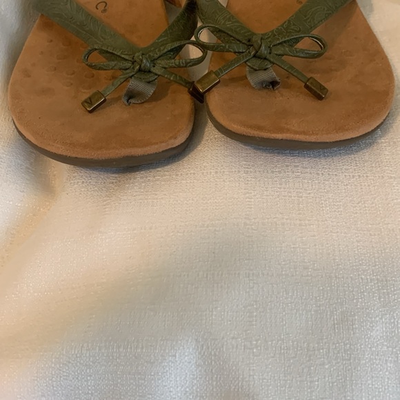 Vionic Bella Green Sandals - Picture 7 of 10